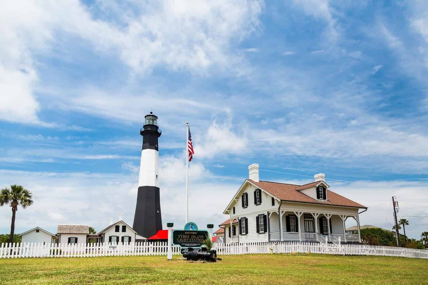 Savannah Tybee Island Dolphin Cruise Tour with Stop at Tybee Island Lighthouse